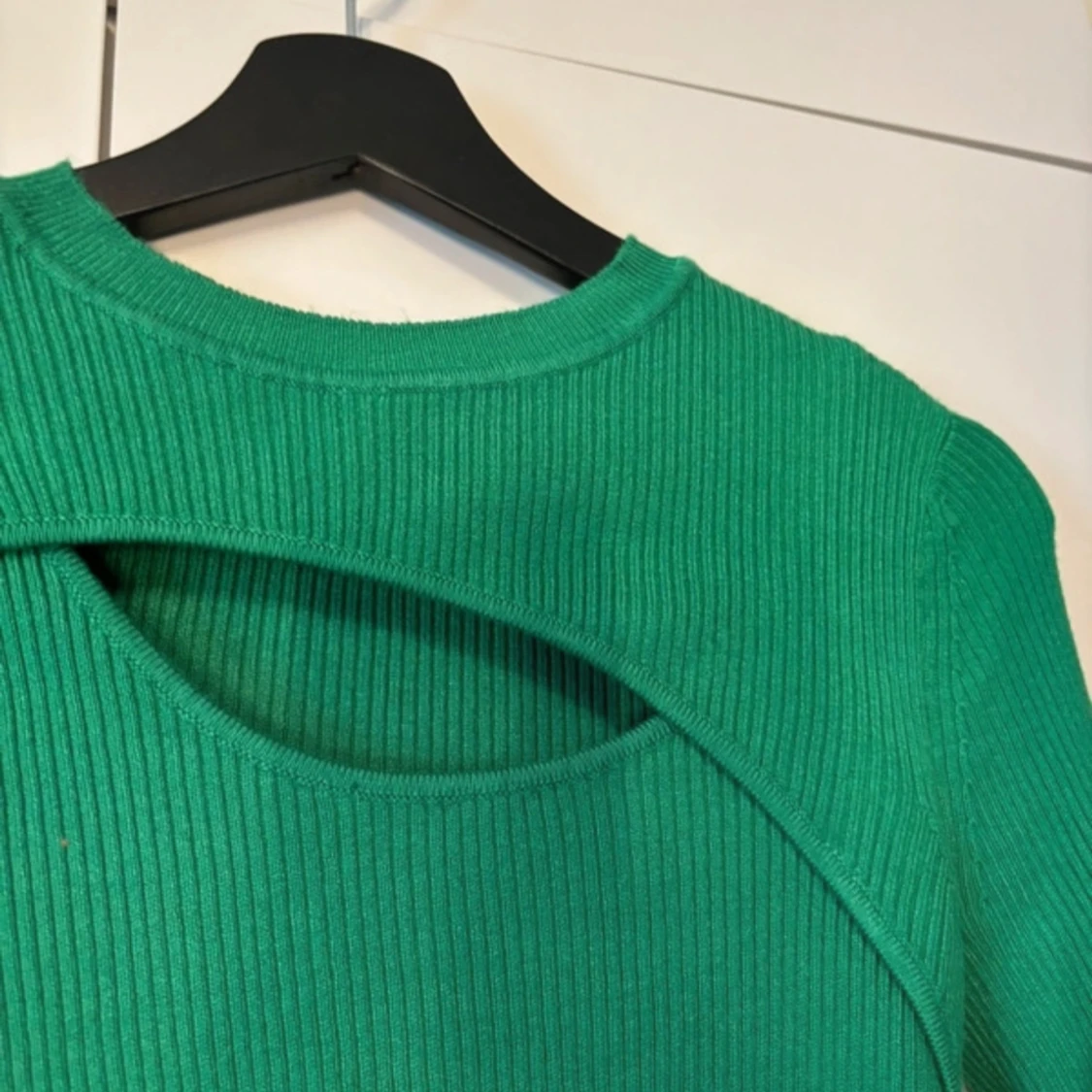 Grön ribbad tröja med cut-out - 1