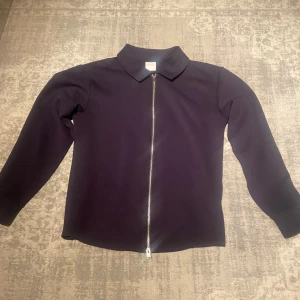 Svart tröja med dragkedja - Snygg svart tröja med dragkedja och krage. Perfekt för en stilren look och jätte skönt material. Från selected homme storlek M, använd 1 gång.