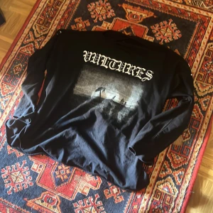 Vultures tröja  - Säljer en svart långärmad tröja med tryck på både fram- och baksidan. Nästan aldrig använts. Nypris var 80usd.