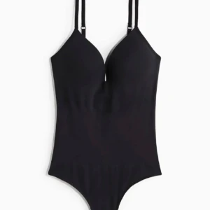 Svart body - Elegant svart body med justerbara axelband och en stilren design. Den har en enkel och klassisk look som aldrig går ur stil. Säljer då den inte kommer till användning! Väldigt eftertraktad!💕💕