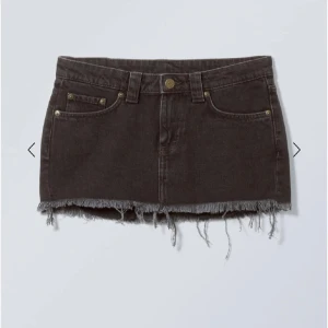 Jeanskjol - En svart jeanskjol från weekday, slutsåld. Superfin och använd typ en gång. Förstor för mig så kan ej visa bilder på hur den sitter på, men den sitter precis som på bilden.