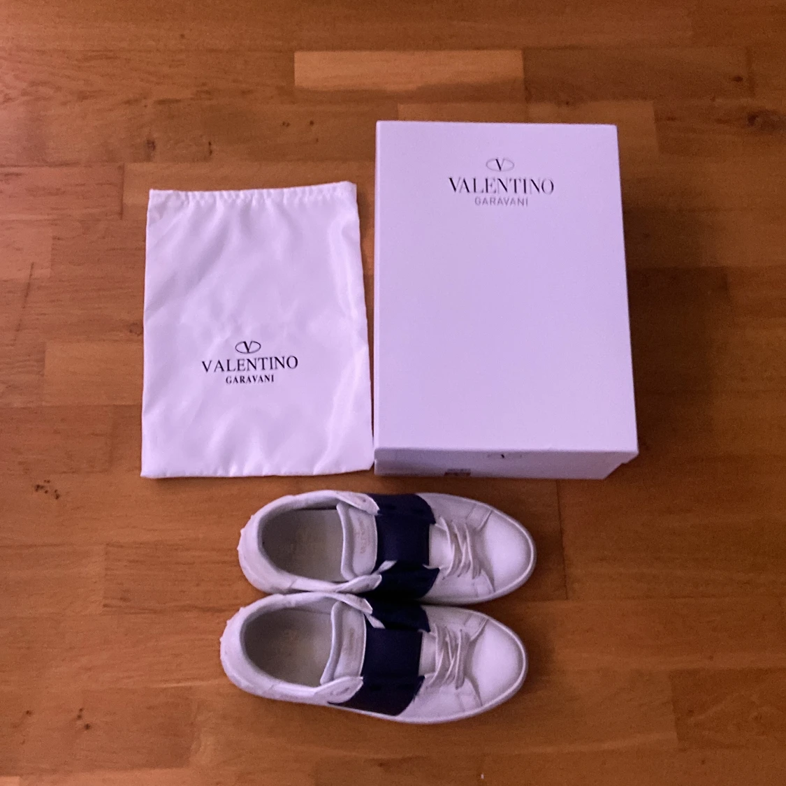 Valentino Garavani sneakers i vitt och blått - 1