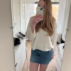 Blå jeanskjol  - Säljer en snygg blå jeanskjol. Kjolen har en klassisk femficksdesign och en rå kant nertill för en trendig look. Perfekt för en avslappnad stil. Passar bra till en stickad tröja eller t-shirt. Normal i storlek, pris går att diskutera🩷