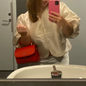 Blus - JÄTTE söt blus/kofta liknande den från by malina, helt perfekt till dem som vill ha en söt kofta till studenten😍💞PRIS GÅR ATT DISKUTERA VID SNABBAFFÄR💞