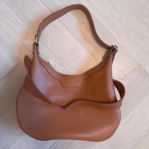 Brun axelväska i skinn - Brun shoulder-bag i äkta läder. Helt ny från LATALIA. Fick den i present, aldrig använd🤗