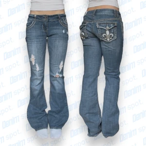 Lågmidjade bootcut jeans Hydraulic - storlek S• Mått: Längd: 100,5cm Innerbenslängd: 79cm Midjebredd: 36cm Lårbredd: 25cm Benöppning: cm • Revor på framsidan som ger fin karaktär. Vid frågor, meddela här!💙