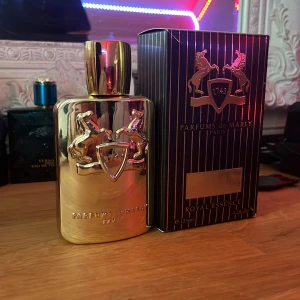 Parfym Parfums de Marly GODOLPHIN, 60-70 ml kvar. - Lyxig parfym från Parfums de Marly GODOLPHIN. Flaskan rymmer 125 ml av doften Royal Essence. Ungefär 60- 70ml kvar, kan gå ner i pris vid snabb affär .