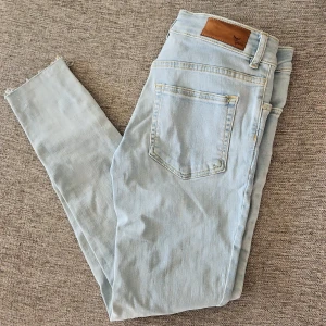 Ljusblå jeans med dragkedja - Snygga ljusblå jeans med dragkedja vid bensluten. De har en klassisk femficksdesign. Perfekta för en avslappnad stil.