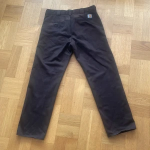 Carhartt Byxor - Feta byxor från Carhartt, nästan aldrig använt och säljs p.ga dem inte kommer till användning. Jättebra skick som nya