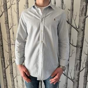 Riktigt snygg randig Ralph Lauren skjorta som passar riktigt bra såväl till vardags som festligare tillfällen!🍾| Skick: 9/10 | Storlek: 20 custom fit (passar som S/M) | Pris: 499 kr (nypris 1 600 kr) | Modell: 173 cm och 64 kilo | Hör av dig vid frågor och funderingar! 🤙