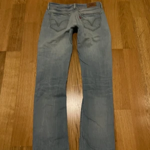 Lågmidjade Levi’s Jeans - Lågmidjade Levi’s Jeans i en straight fit!💓 Dem är använda men fortfarande i bra skick, storleken ör W30L34 och de är 38cm rakt över midjan, 20cm grenhöjd, ca 84cm innerben och 20cm rakt över benöppningen!💓 Tyvärr för långa för mig som är 160!😇 Passar S/M💓 Färgen kan upplevas som lite ljusare i verkligheten!💓 Perfekt om man vinn ha ett par jeans som är nära bootcut men långt ifrån skinny💓