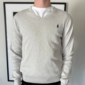  Ralph Lauren V neck - Asfet Ralph Lauren i Pim Cotton, Storlek M men är lite för liten för mig, som vanligtvis bär L eller M. Vid frågor är de bara o hojta, priset går också att diskutera! Skick 10/10