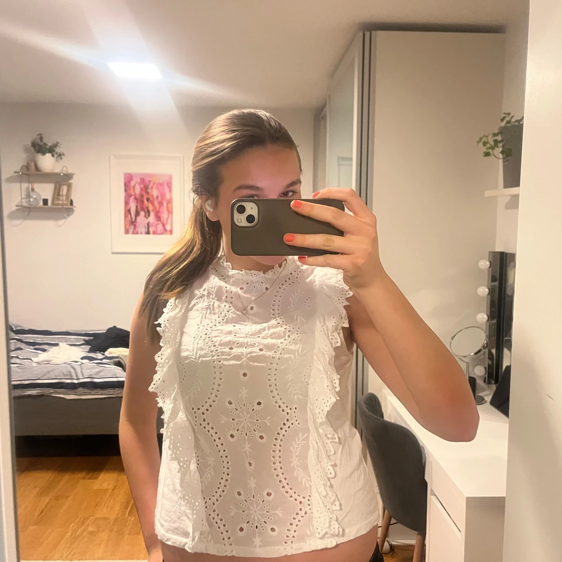 Vit blus med spetsdetaljer