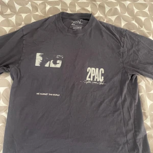 Pull and Bear - Tupac t-shirt - Säljer denna Tupac tshirt som jag inte längre använder eftersom att den inte längre passar mig. Vid snabbaffär kan priset diskuteras 🤞❤️