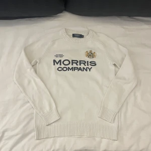 Morris stickad tröja - En stickad tröja från Morris company i 100% bomull. | Den är i topp skick och det finns nästan inga tecken på användning. Men lappen i nacken sitter inte fast i ett hörn men det är inget man tänker på. | Det är bara att höra av sig om man har några frågor eller vill ha flera bilder✨✨✨