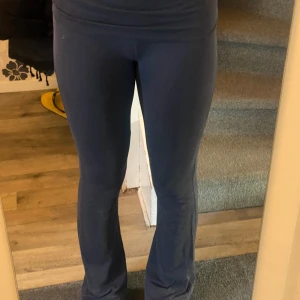 Yoga Pants  - Jag säljer ett par snygga yoga pants från Gina Tricot. De är i modellen tall och passar bra på mig som är 176. På bilden så kan man se att det finns ett litet hål och de är uppsprättad!!