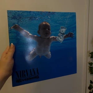 Nirvana - Nevermind vinyl - Säljer albumet 'Nevermind' av Nirvana. Aldrig använd på en spelare utan bara haft som prydnad. Säljer också In Utero och den klassiska svarta skivan. Alla för 700kr och en för 250kr! 🫶🏼