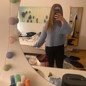 Blå stickad tröja från Gina Tricot - Säljer en mysig blå stickad tröja från Gina Tricot. Tröjan har en ribbad design och långa ärmar, perfekt för kyligare dagar. Den är i storlek XS och har en klassisk rund halsringning.