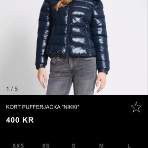 Kort pufferjacka 'Nikki' - Snygg och glansig mörkblå pufferjacka med dragkedja framtill. Jackan är kort och har långa ärmar, perfekt för kyliga dagar. Den har en modern look och passar bra till jeans eller andra casual outfits❤️Är storlek L men passar mig som har s💗
