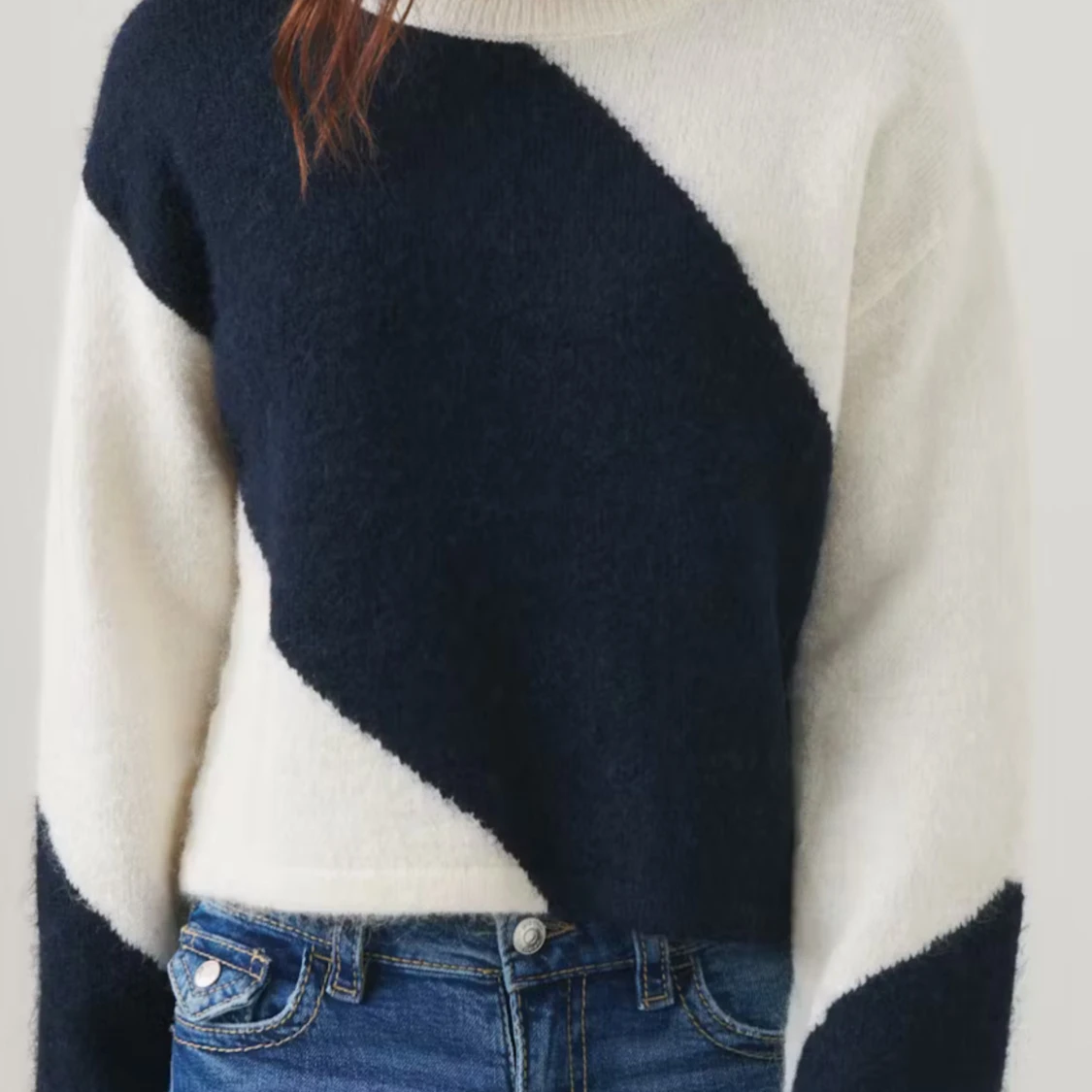 Svartvit stickad tröja