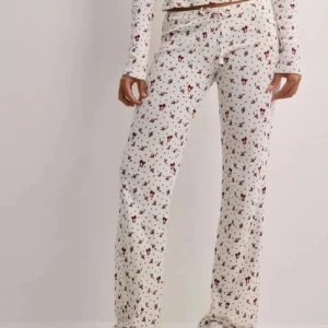 Pjyamasbyxor med rosetter - Skittsnygga lågmidjade pjyamasbyxor från Nelly med rosetter och röda detaljer. Däremot är de för långa för min smak men passar perfekt för dig som är över 170 eller älskar att gå med tofflor, det avgör du själv. De är helt nya och enbart testade. Helt slutsålda på nellys hemsida, hör av dig vid frågor🥰❤️ priset kan diskuteras