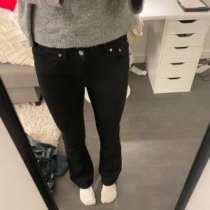 Svarta jeans - Fina lågmidjade svarta jeans som är oanvända och säljer då de är lite för korta