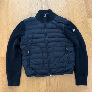 Moncler cardigan - Säljer nu denna då den ej används längre. Nypris 10 095kr. Mitt pris 4300kr. Skick 10/10. Storlek M fits S