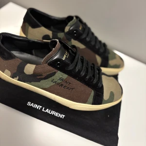 Saint Laurent skor - Tja! Säljer nu dessa tvär feta saint Laurent skor i en sällsynt camo colourway. Storlek 43 i väldigt fint skick (9/10) utan några defekter alls. Endast skorna medföljer, byten är intressant. Skriv vid minsta lilla fundering! Pris är ej hugget i stenen.