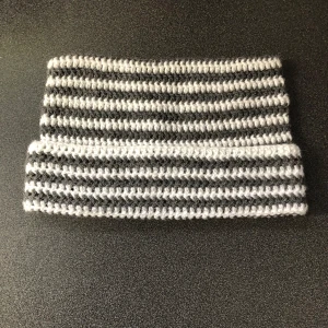 Virkad katt mössa - Handvirkad ”Cat beanie” aldrig ”använd” endast provad. Randig med vitt glitter garn och mörk grå - Säljer även på vinted !!pris går att diskutera!!