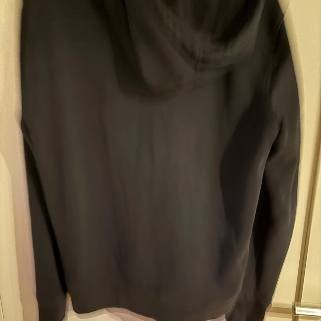 Svart hoodie från Limitato - 1