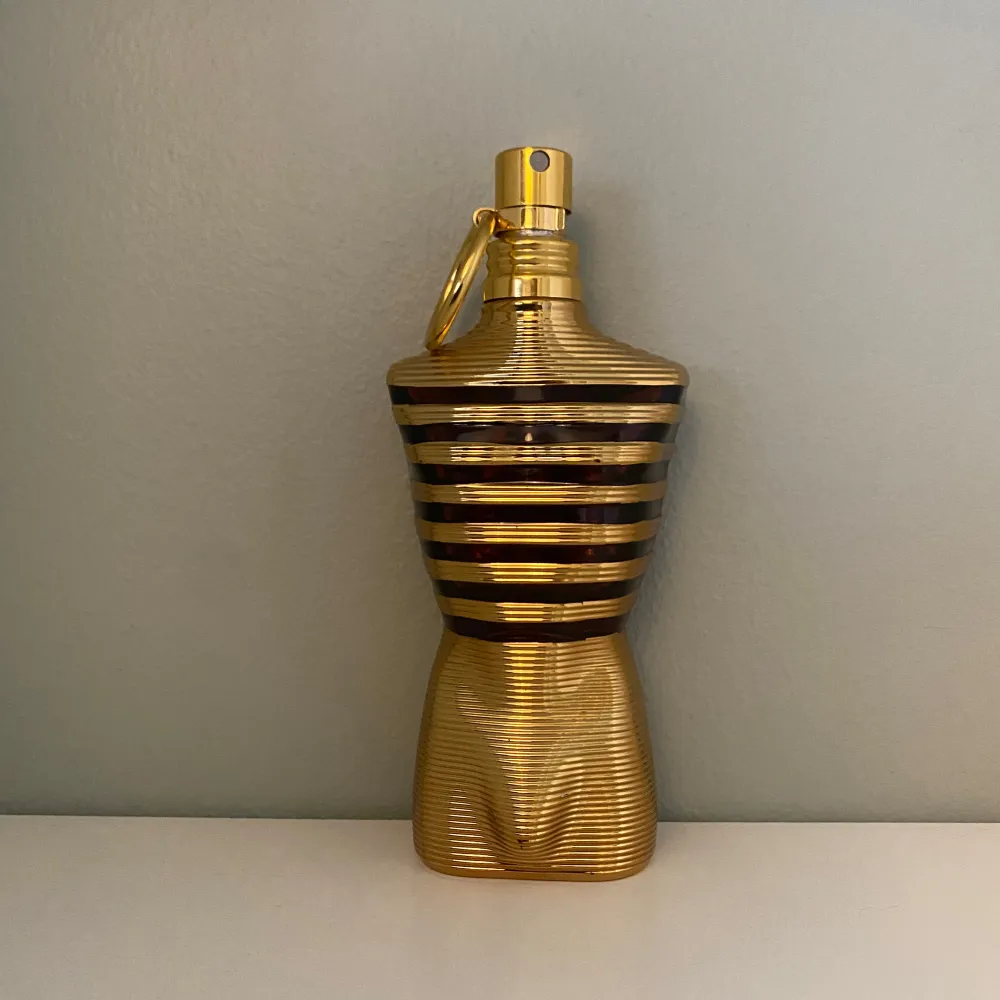 Säljer nu min Jean Paul Gaultier som länge vart en favorit i min samling. Doften har inslag av vanilj, sötma, honung, amber och aromatiska toner. Perfekt för den som gillar en varm och kryddig doftprofil. 30/75ml kvar . Puvut & Bleiserit.