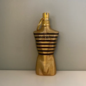 Jean Paul Gaultier elexir - Säljer nu min Jean Paul Gaultier som länge vart en favorit i min samling. Doften har inslag av vanilj, sötma, honung, amber och aromatiska toner. Perfekt för den som gillar en varm och kryddig doftprofil. 30/75ml kvar 
