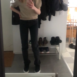 Straight jeans från zara - Hej, säljer nu dessa mid-Rise straight jeans från zara💕 säljer då de inte passar mig längre! (Gammal bild, därav dålig kvalite på bilden😅) hör av er vid frågor🩷