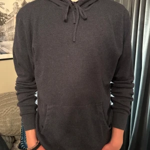 Blå hoodie Mango - Säljer en stilren blå hoodie från mango. Riktigt najs, passar till det mesta. Storlek M!