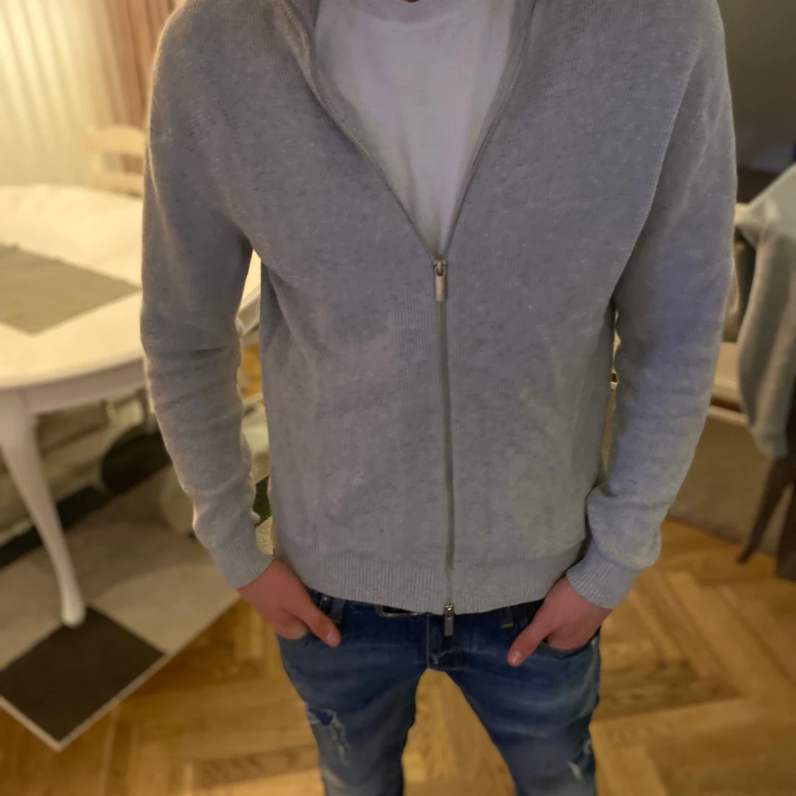 Grå kofta med dragkedja