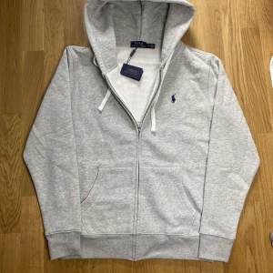 Grå Ralph Lauren hoodie - En riktigt skön Ralph Lauren hoddie storlek m men passar som en s 