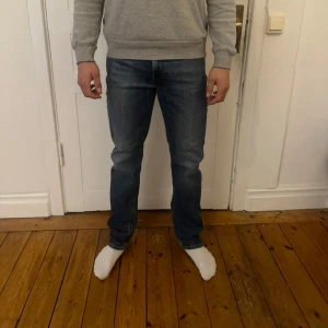 Blå jeansbyxor från Lee - Säljer nu mina Lee jeans då de inte kommer till någon användning nå mer. Har inte använt de mycket alls ksk 3-4 ggr. Modellen på bilden är 180cm och väger 73kg. Om du har några mer frågor om jeansen så är det bara att fråga på!😃