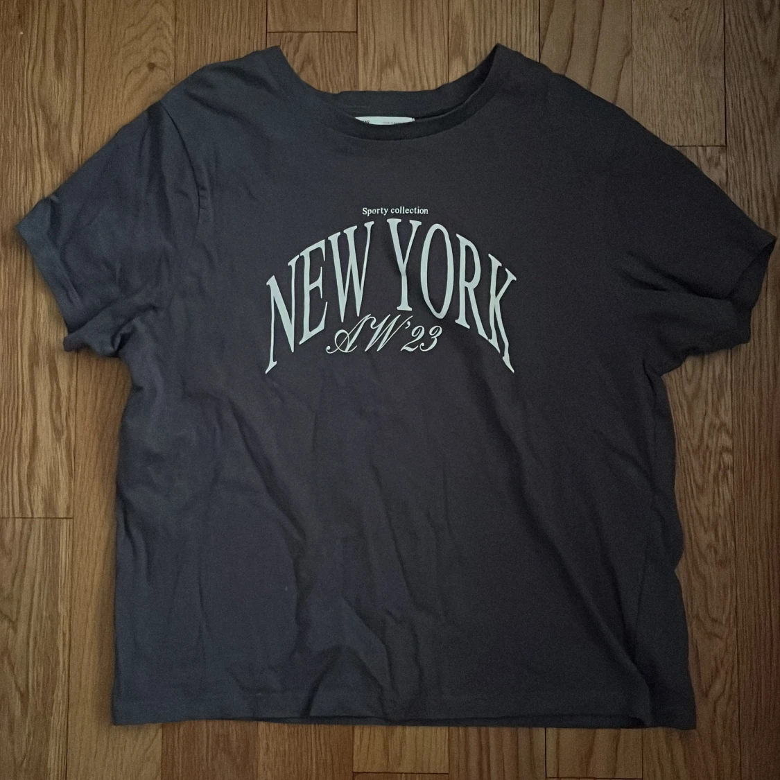 Mörkgrå t-shirt med New York-tryck från Pull&Bear