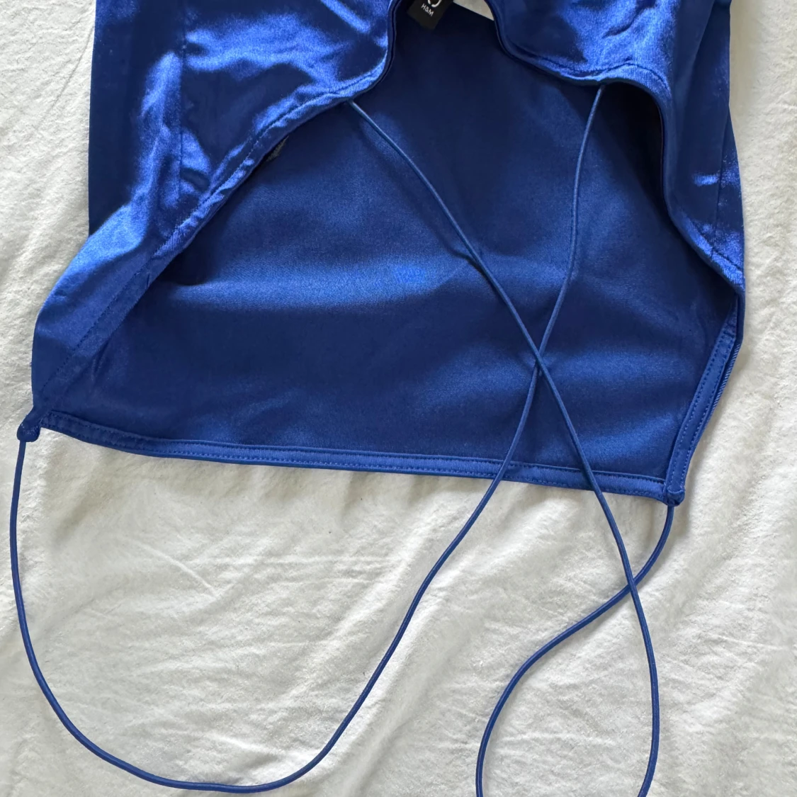 Blå satinklänning med smala axelband - 1