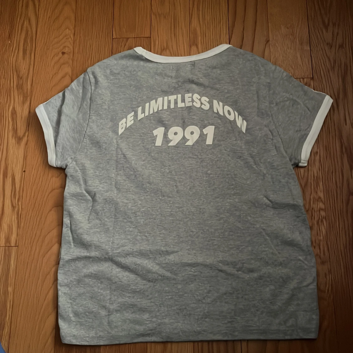 Grå t-shirt med vit text från Pull&Bear - 1