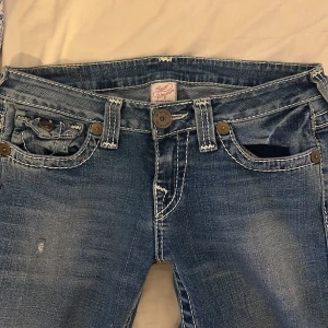 Blå bootcut jeans från True Religion - Jättesnygga men kommer inte till användning, köpta second hand men aldrig använda av mig! Perfekt skick ☺️