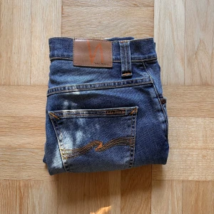 Nudie Jeans - Ett par fina ljusblåa Nudie Jeans. W31 L32 (uppsydda från L34 till L32). Modell: Grim Tim. Skick 9/10✅Hör av er ifall ni har några frågor!