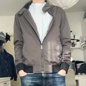 Oscar jacobson Jacka - En harringtonjacka av Oscar Jacobson i toppen skick, perfekt för våren. Är 173 på bilden, och sitter lite stort på mig