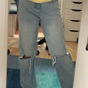 Ljusblå jeans med hål på knäna - Säljer ett par ljusblå jeans med raka ben och stora slitningar vid båda knäna. Jeansen har klassisk femficksdesign och högre midja. Perfekta för en avslappnad och trendig stil tillsammans med ex en najs hopdie🦋                      Midjemått: 30cm innerbenslängd: 70cm