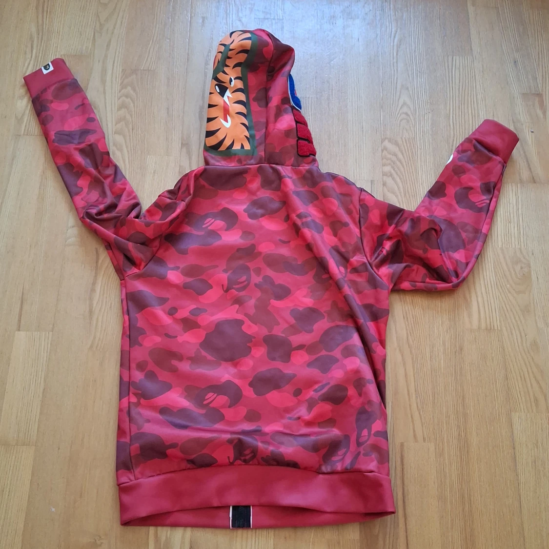 Röd camouflage zip-hoodie med hajmotiv från BAPE - 2
