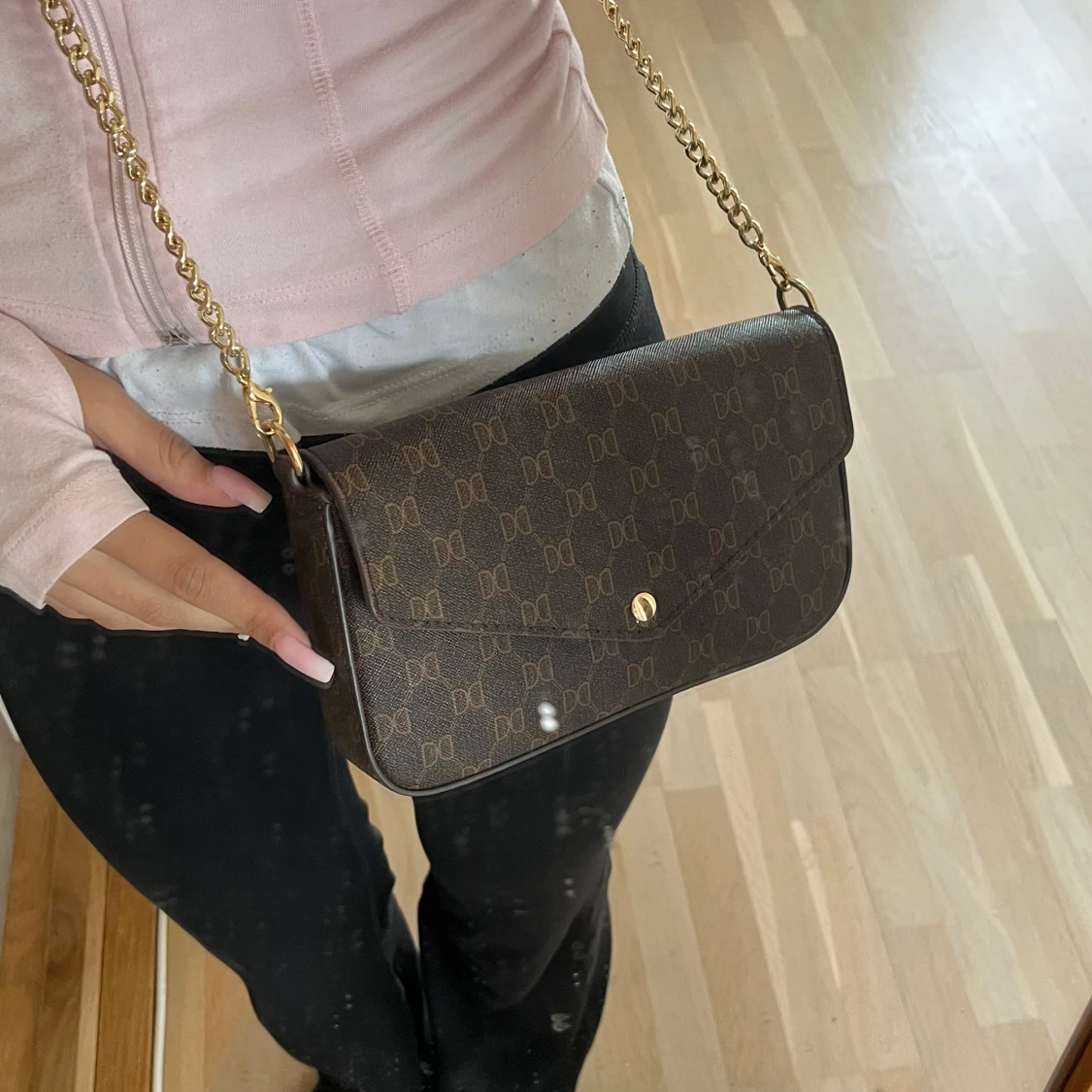 Brun axelväska med guldkedja från Don Donna - 1