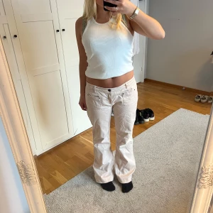 Lowwaist jeans  - Ljusrosa lowwaist byxor/jeans i ganska mjukt material. Köpta secondhand men i fint skick! 🩷🩷passar st 38 och jag är 160cm 