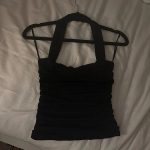 Svart topp från BikBok - Super fin fest topp från Bilbok, aldrig använd med lappen kvar🥰