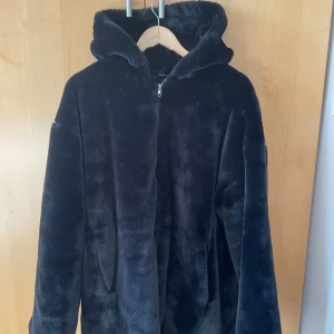 Fusk pälsjacka - En jacka gjord i fuskpäls från märket Junkyard. Den är väldigt speciell men om man stylar den på rätt sätt är det en utmärkt statement piece. Jag har bara använt den ett fåtal gånger och den är precis som ný. Funkar för både damer och herrar. Köpt för 900 riksdaler. 