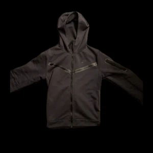 Svart Nike Tech - Säljer en svart Nike Tech med dragkedja framtill och huva. Jackan har långa ärmar och en sportig look med diskreta detaljer på bröstet och ärmen. Perfekt för dig som gillar streetwear eller sportig stil. Priset kan diskuteras!